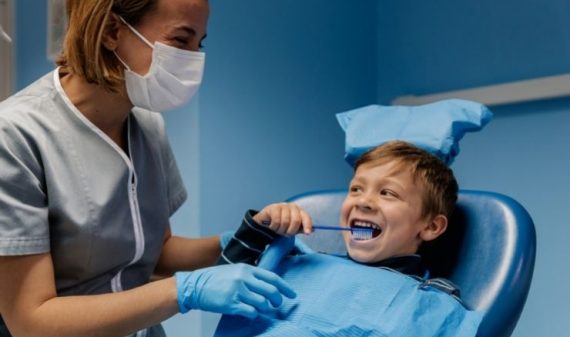Odontopediatra, ¿cuándo deben ir al dentista mis hijos?