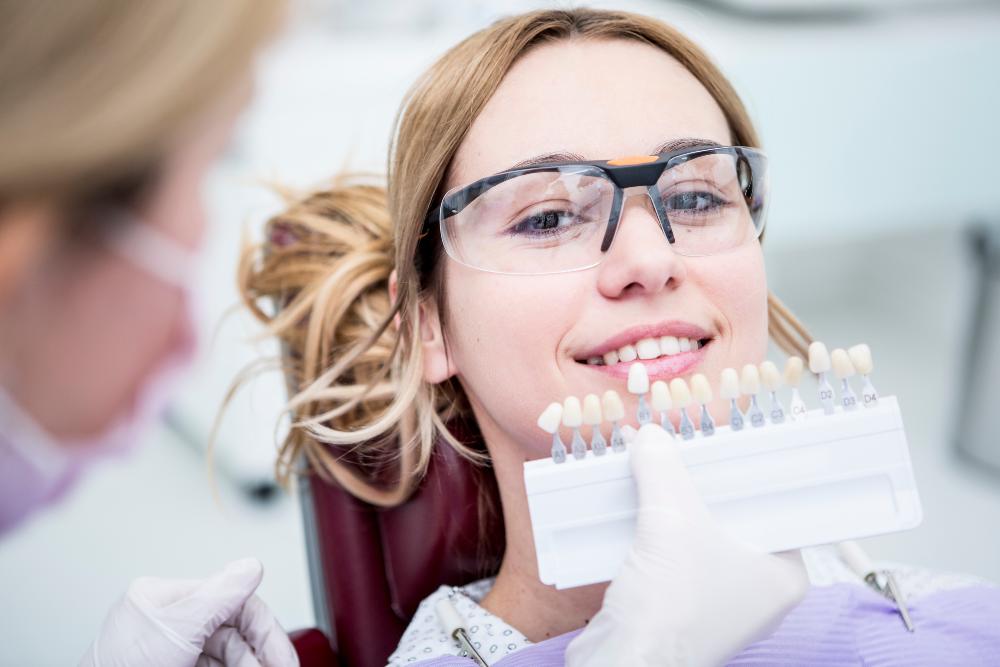 tratamiento de blanqueamiento dental y carillas dentales combinado